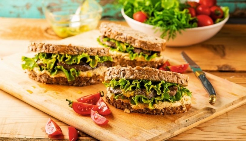 Humuslu, marullu ve biftekli sandviç